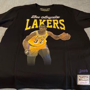 Mitchell & Ness Mens LA Lakers short sleeve graphic Tshirt.  Size XL